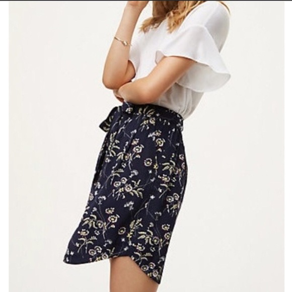 LOFT Dresses & Skirts - SALE 🎉 EUC navy LOFT floral belted button skirt L